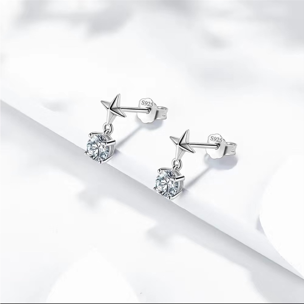 Shiny Moussanite Stud Earrings 4 Prongs 925 Silver